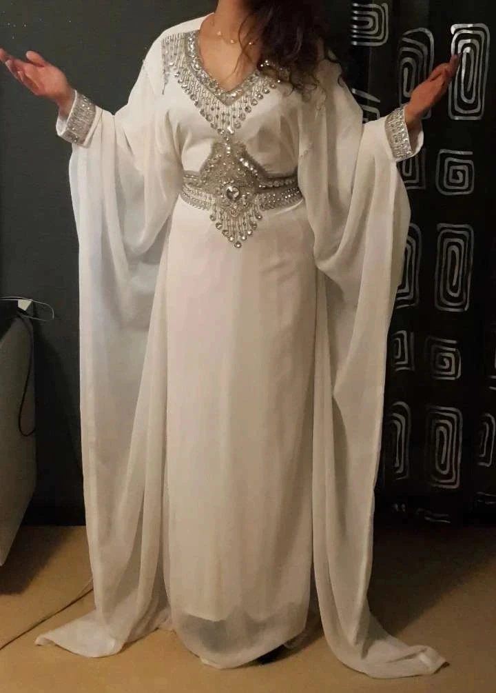 Robe Dubai blanche mariage strass & perles – S/M/L ajustable – portée 1 fois – photo 20